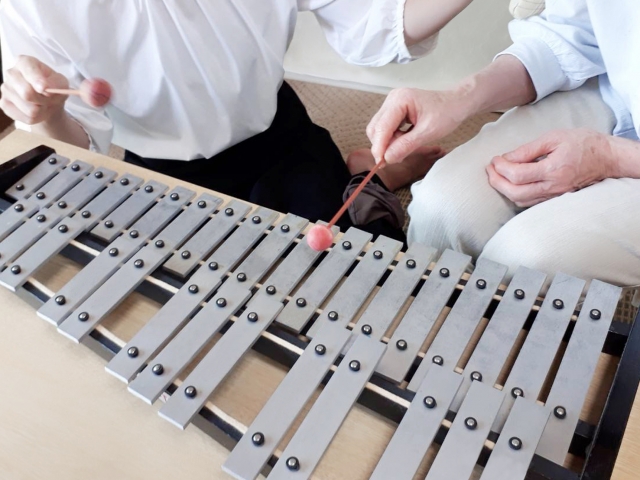 認知症と音楽記憶の関係とは？音楽療法の効果と活用法を徹底解説